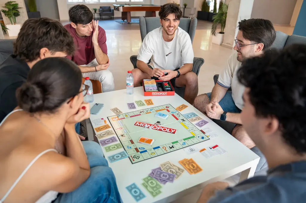 Estudiantes en una noche de juegos de mesa en la residencia