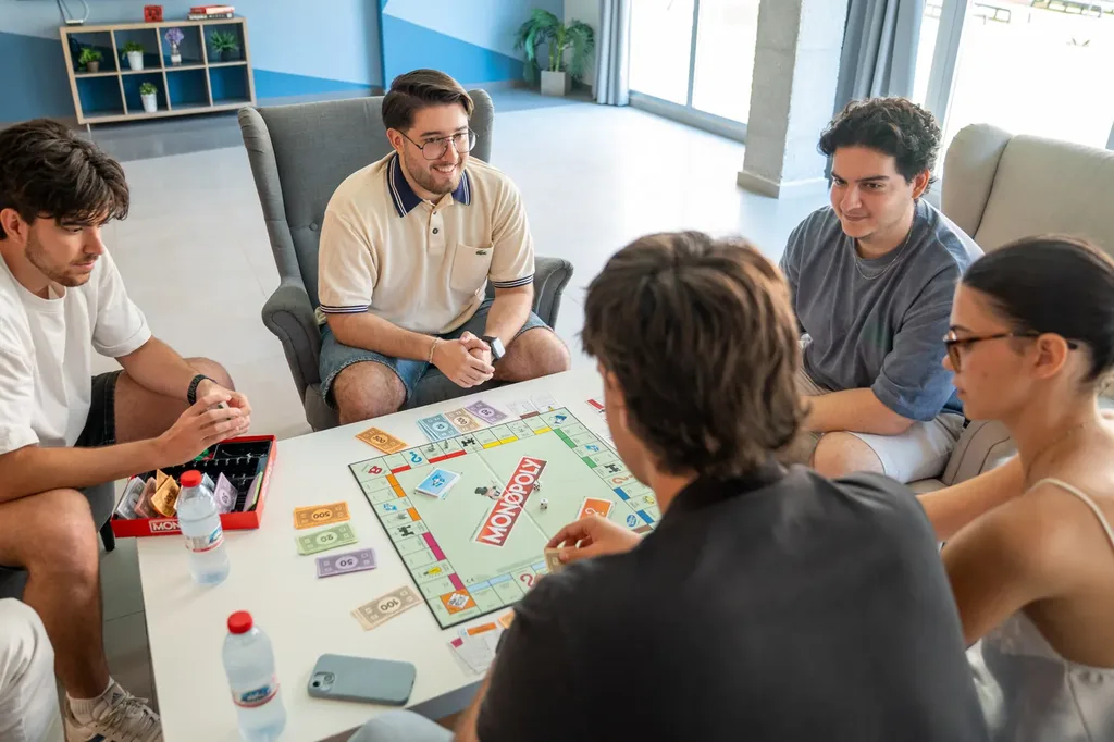 Estudiantes con juegos de mesa en el salón común